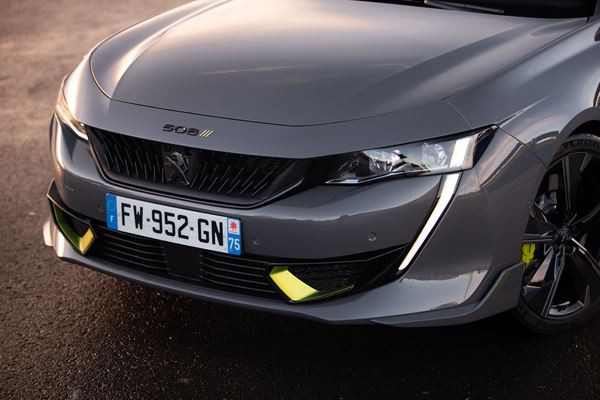 La berline électrifiée radicale 508 Peugeot Sport Engineered délivre 360 ch