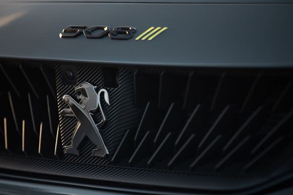 La berline électrifiée radicale 508 Peugeot Sport Engineered délivre 360 ch
