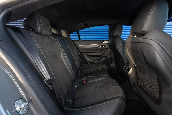 La berline électrifiée radicale 508 Peugeot Sport Engineered délivre 360 ch