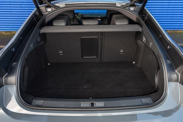 La berline électrifiée radicale 508 Peugeot Sport Engineered délivre 360 ch