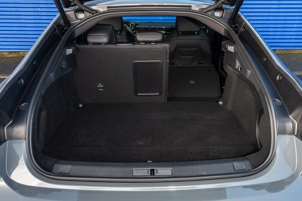 La berline électrifiée radicale 508 Peugeot Sport Engineered délivre 360 ch