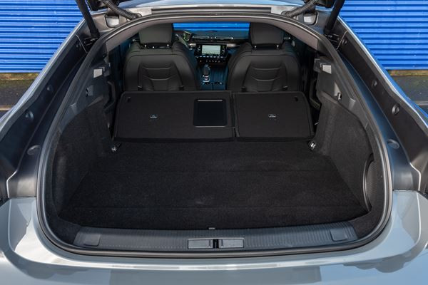 La berline électrifiée radicale 508 Peugeot Sport Engineered délivre 360 ch