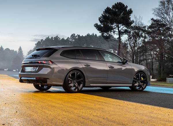 Le break électrifié radical 508 SW Peugeot Sport Engineered délivre 360 ch