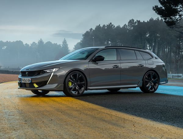 Le break électrifié radical 508 SW Peugeot Sport Engineered délivre 360 ch