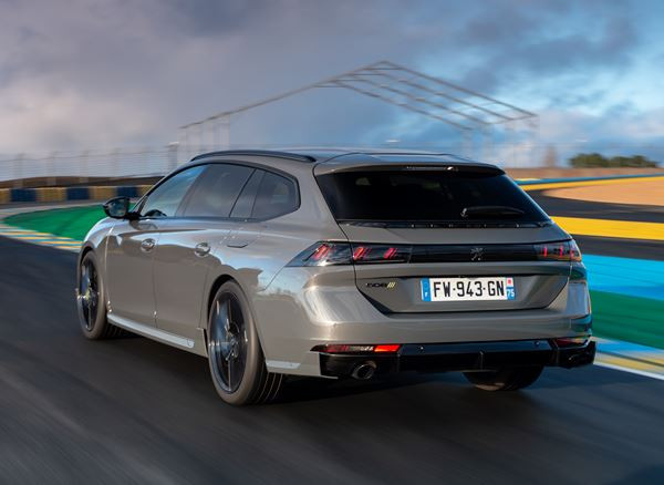 Le break électrifié radical 508 SW Peugeot Sport Engineered délivre 360 ch
