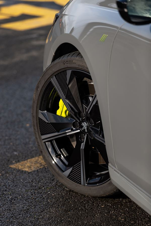 Le break électrifié radical 508 SW Peugeot Sport Engineered délivre 360 ch