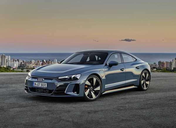 Le coupé quatre portes électrique Audi e-tron GT permet des poussées électrisantes