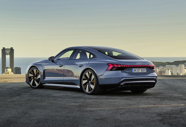 Le coupé quatre portes électrique Audi e-tron GT permet des poussées électrisantes