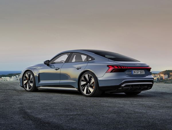 Le coupé quatre portes électrique Audi e-tron GT permet des poussées électrisantes