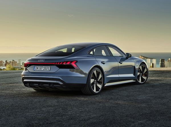 Le coupé quatre portes électrique Audi e-tron GT permet des poussées électrisantes