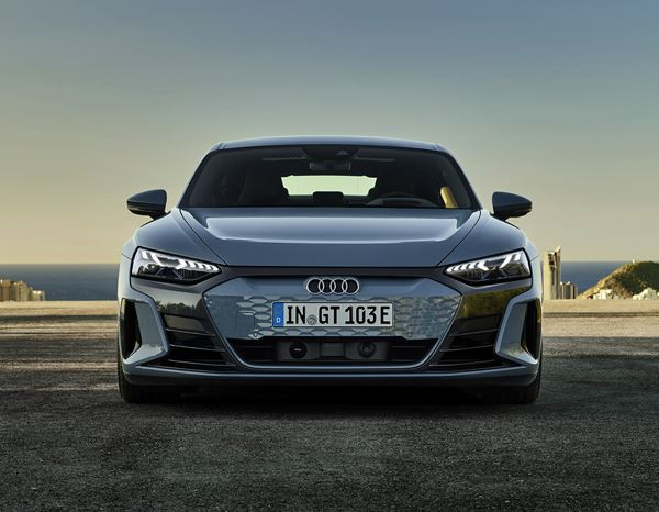 Le coupé quatre portes électrique Audi e-tron GT permet des poussées électrisantes
