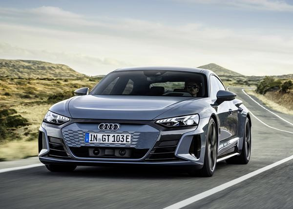 Le coupé quatre portes électrique Audi e-tron GT permet des poussées électrisantes
