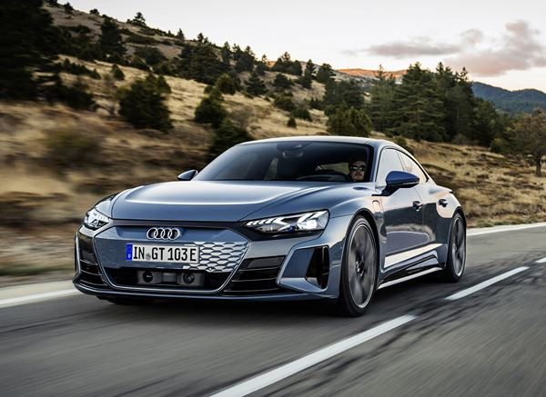 Le coupé quatre portes électrique Audi e-tron GT permet des poussées électrisantes