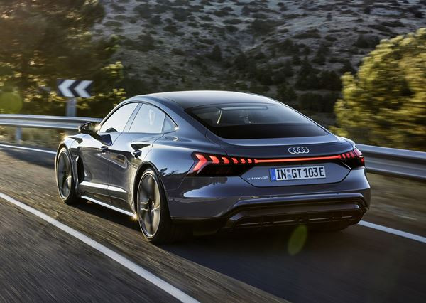 Le coupé quatre portes électrique Audi e-tron GT permet des poussées électrisantes