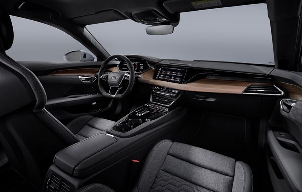 Le coupé quatre portes électrique Audi e-tron GT permet des poussées électrisantes