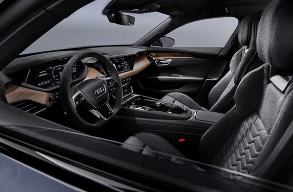 Le coupé quatre portes électrique Audi e-tron GT permet des poussées électrisantes