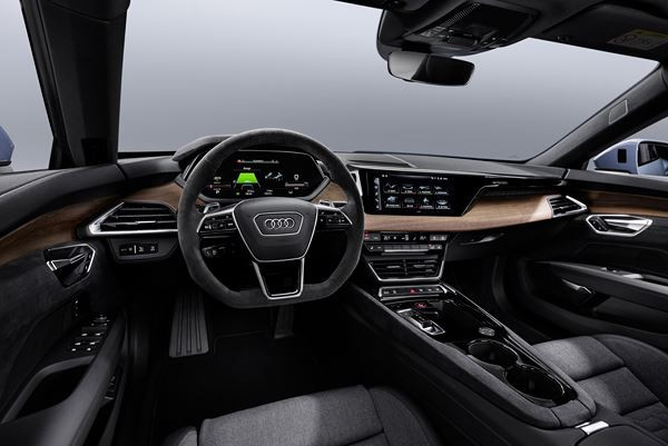 Le coupé quatre portes électrique Audi e-tron GT permet des poussées électrisantes