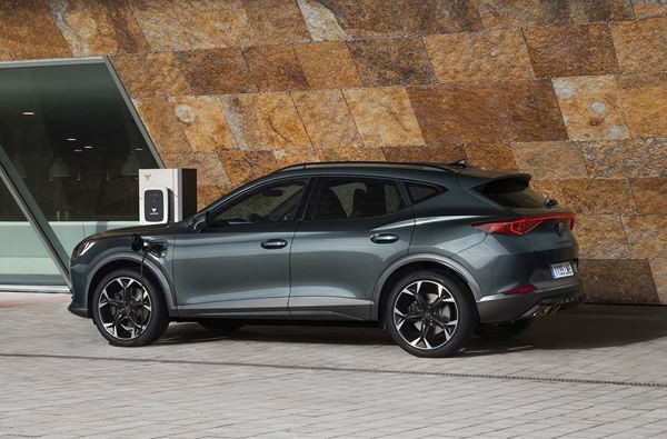 Le crossover sportif Cupra Formentor hybride rechargeable en approche