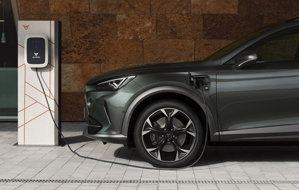 Le crossover sportif Cupra Formentor hybride rechargeable en approche