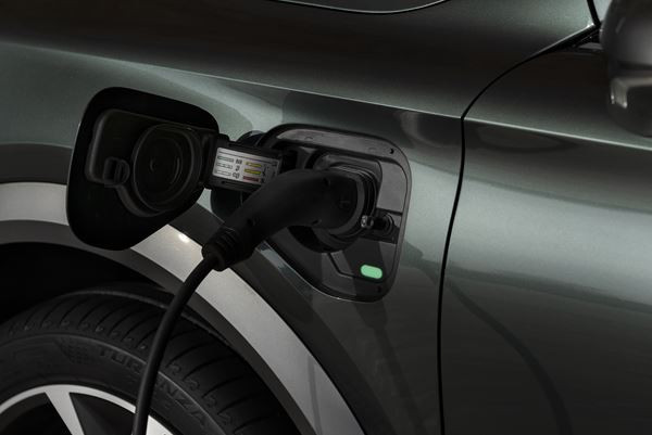 Le crossover sportif Cupra Formentor hybride rechargeable en approche