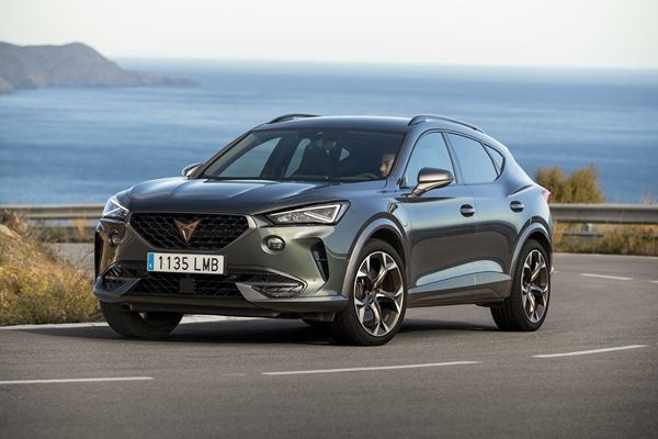 Le crossover sportif Cupra Formentor hybride rechargeable en approche