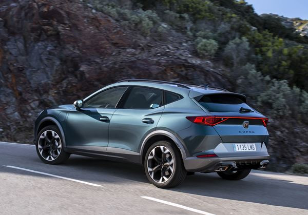 Le crossover sportif Cupra Formentor hybride rechargeable en approche