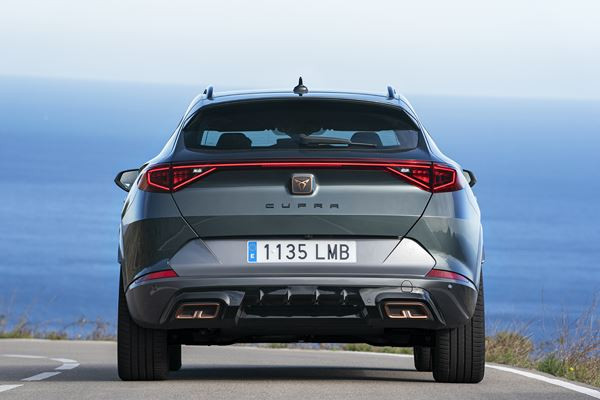 Le crossover sportif Cupra Formentor hybride rechargeable en approche