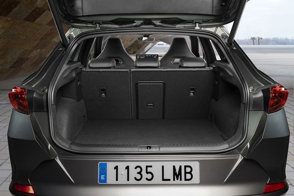 Le crossover sportif Cupra Formentor hybride rechargeable en approche
