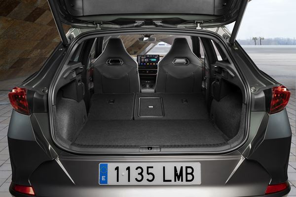 Le crossover sportif Cupra Formentor hybride rechargeable en approche