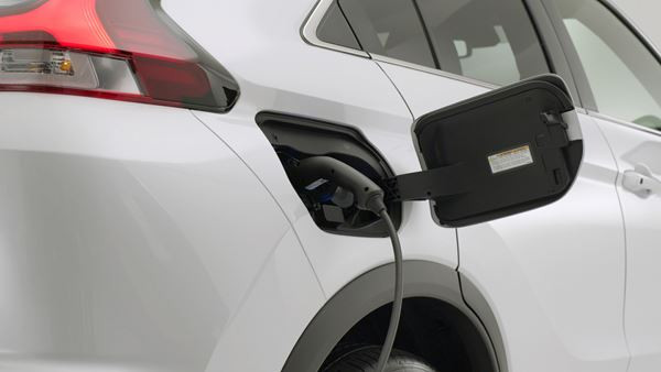 Le SUV Coupé Mitsubishi Eclipse Cross passe à l'hybride rechargeable