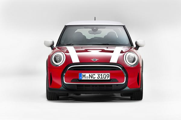 La citadine premium Mini rafraîchie affiche une calandre caractéristique