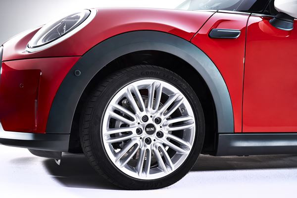 La citadine premium Mini rafraîchie affiche une calandre caractéristique