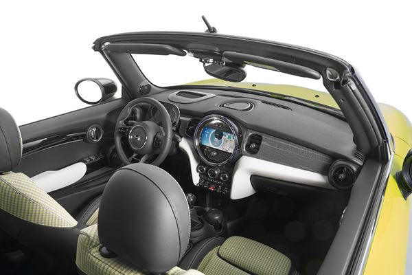 La Mini Cabrio rafraîchie affiche une face avant expressive