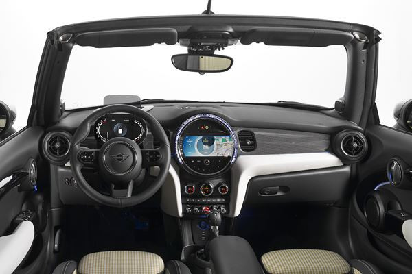 La Mini Cabrio rafraîchie affiche une face avant expressive