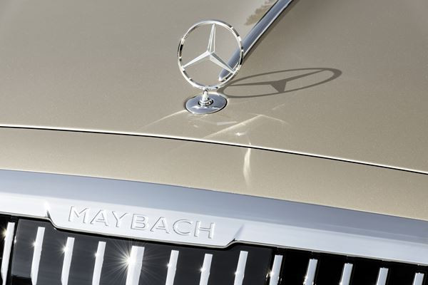 La limousine de luxe Mercedes-Maybach Classe S à la tradition de Maybach