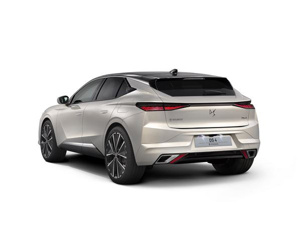 DS 4: une silhouette de Berline-SUV-Coupé à la lunette arrière inclinée