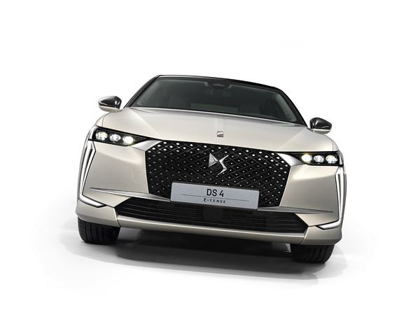 DS 4: une silhouette de Berline-SUV-Coupé à la lunette arrière inclinée