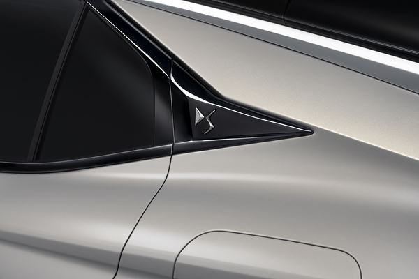 DS 4: une silhouette de Berline-SUV-Coupé à la lunette arrière inclinée