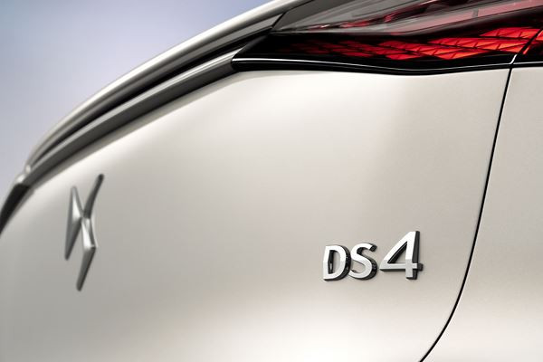 DS 4: une silhouette de Berline-SUV-Coupé à la lunette arrière inclinée