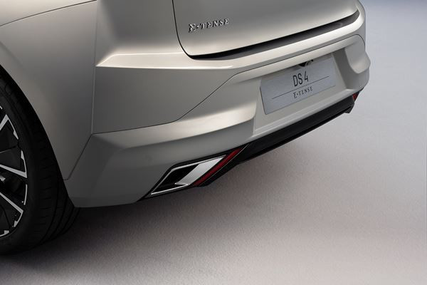 DS 4: une silhouette de Berline-SUV-Coupé à la lunette arrière inclinée