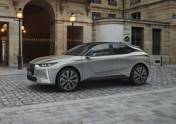 DS 4: une silhouette de Berline-SUV-Coupé à la lunette arrière inclinée