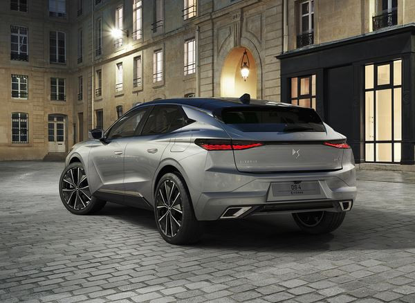 DS 4: une silhouette de Berline-SUV-Coupé à la lunette arrière inclinée