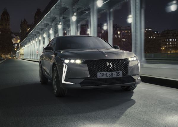 DS 4: une silhouette de Berline-SUV-Coupé à la lunette arrière inclinée