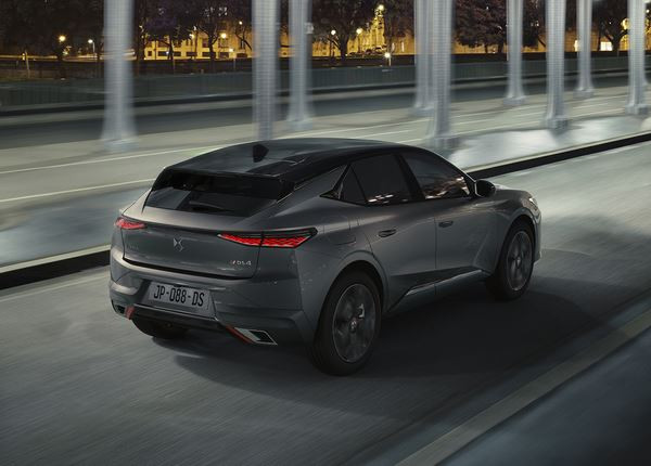 DS 4: une silhouette de Berline-SUV-Coupé à la lunette arrière inclinée