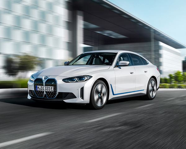 Le Gran Coupé électrique BMW i4 revendique une conduite axée sur le dynamisme