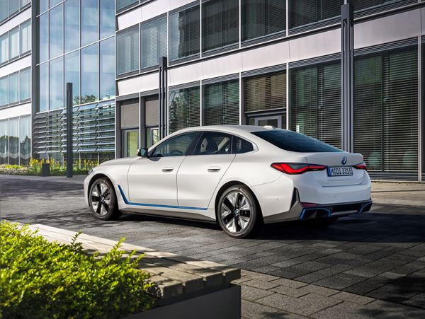 Le Gran Coupé électrique BMW i4 revendique une conduite axée sur le dynamisme