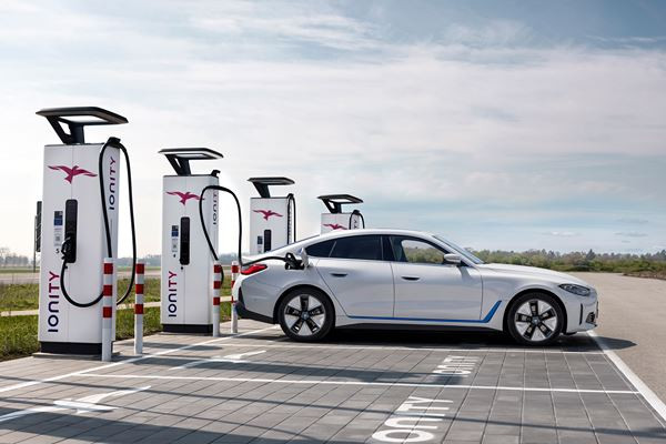Le Gran Coupé électrique BMW i4 revendique une conduite axée sur le dynamisme