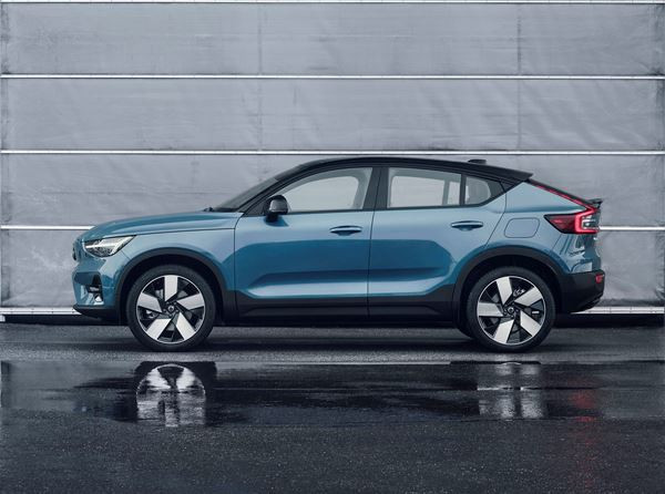 Le crossover coupé compact électrique Volvo C40 en approche