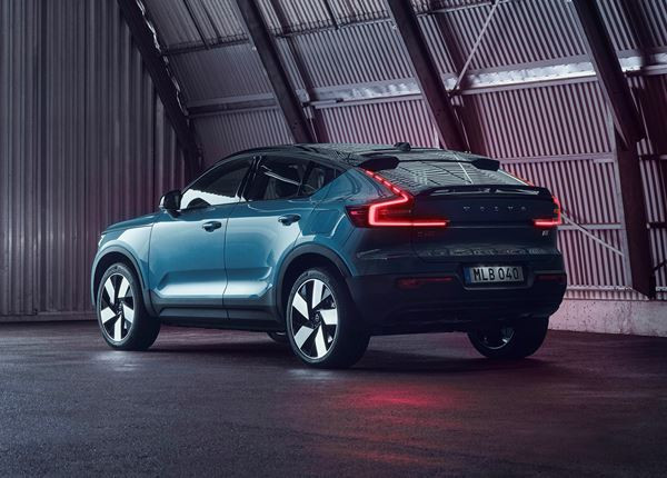 Le crossover coupé compact électrique Volvo C40 en approche