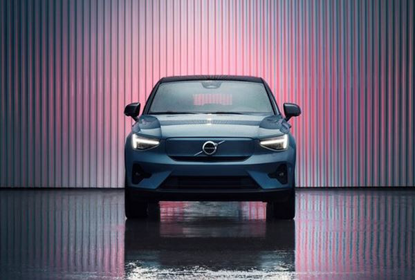 Le crossover coupé compact électrique Volvo C40 en approche
